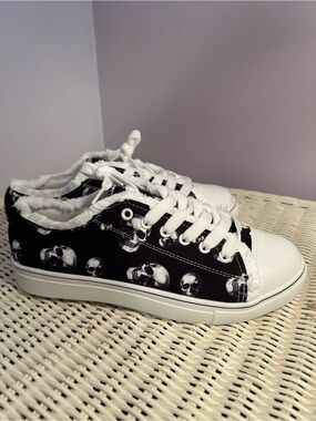 NWOT Skull Print Distressed Fringe Trim Sneakers Goth Punk Grunge Shoes US 7.5